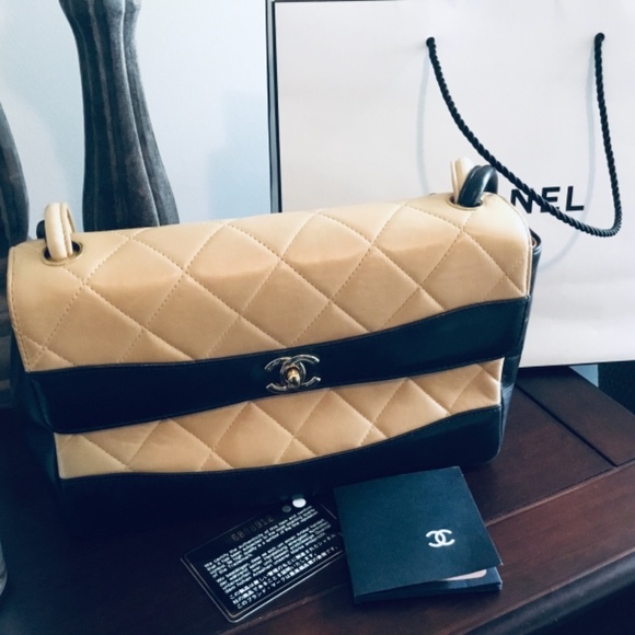 CLASSIC CHANEL LAMBSKIN LEATHER MONOCHROME BAG - Picture 2 of 8